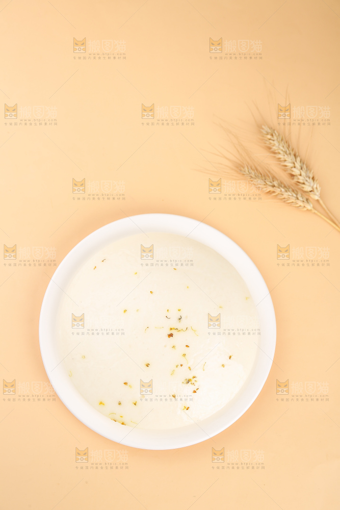 浅底上的白糖桂花糕