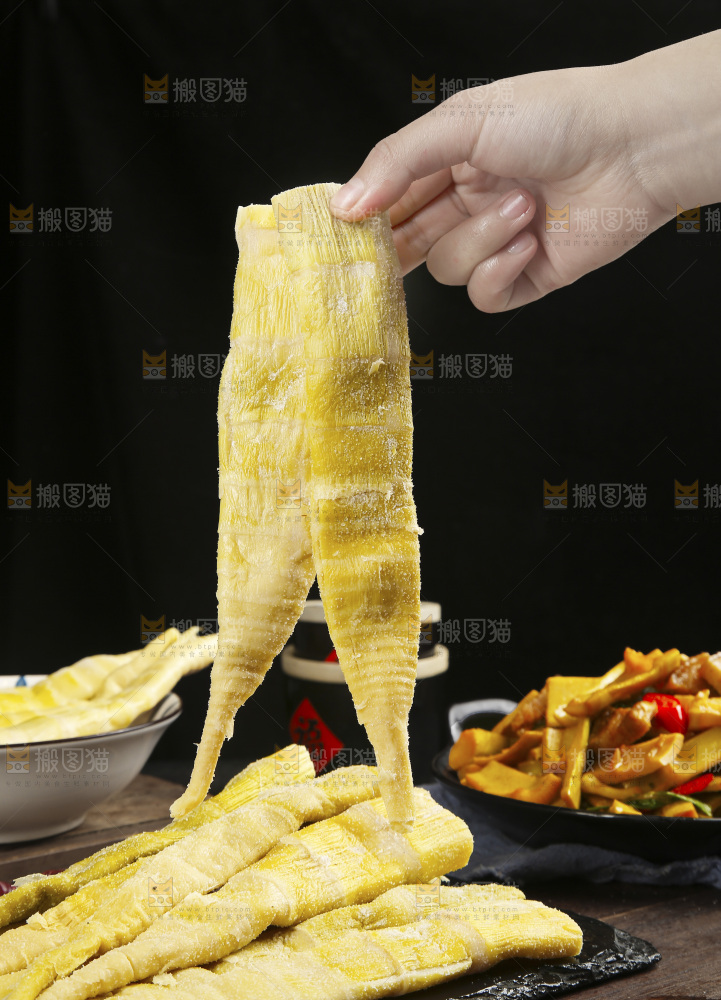 深底上的盐渍笋