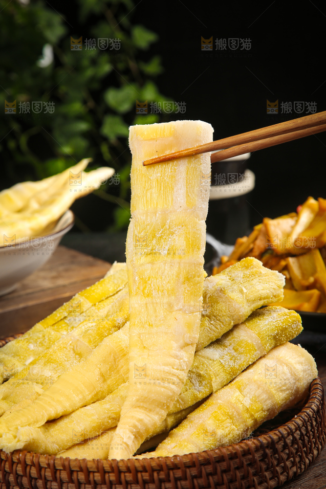 深底上的盐渍笋