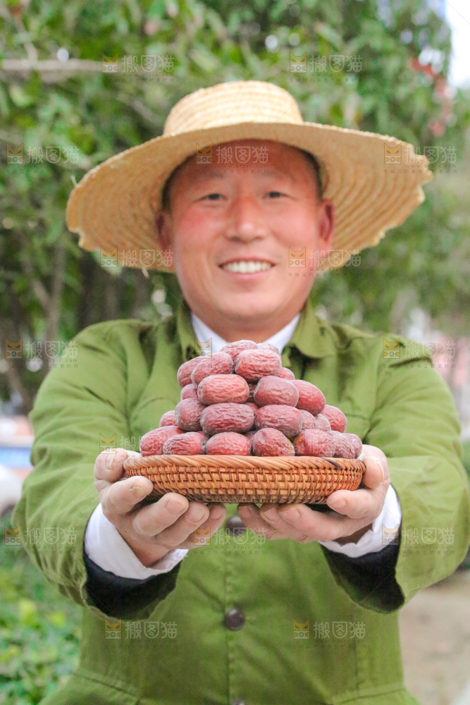 手里拿着灰枣