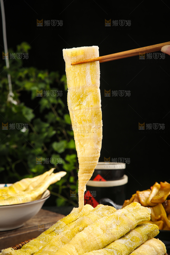 深底上的盐渍笋