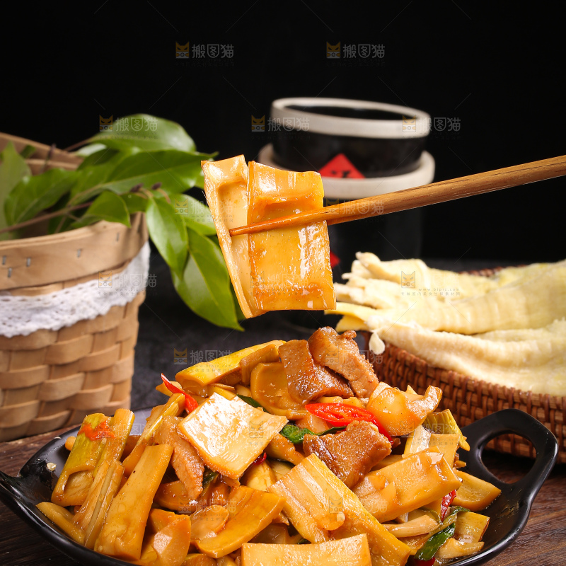 盘子里的盐渍笋炒肉