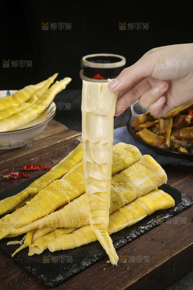 深底上的盐渍笋