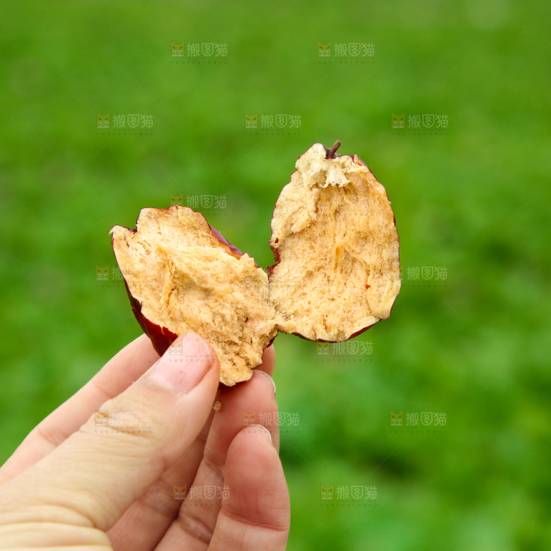 手里拿着灰枣