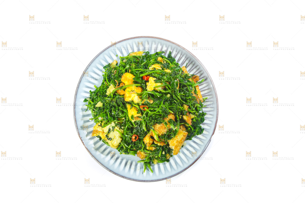 盘子里的苜蓿菜炒鸡蛋