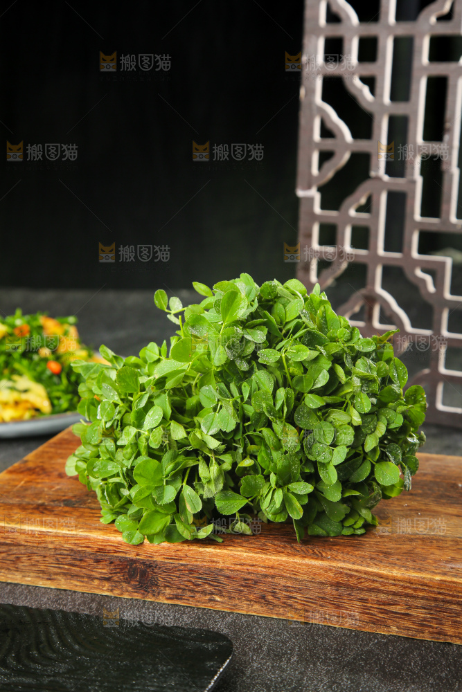 深底上的苜蓿菜