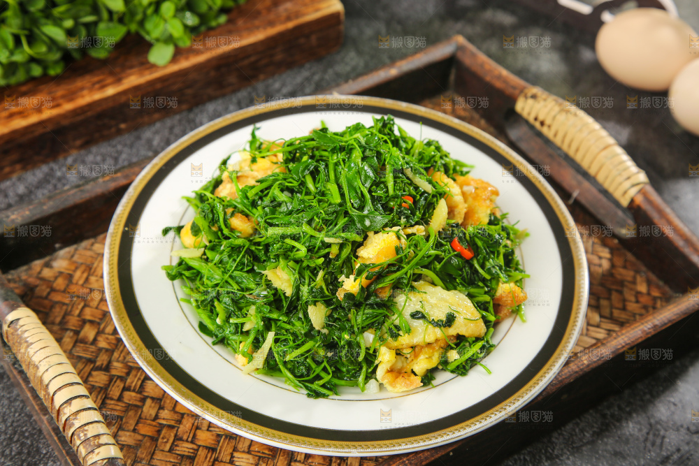 盘子里的苜蓿菜炒鸡蛋