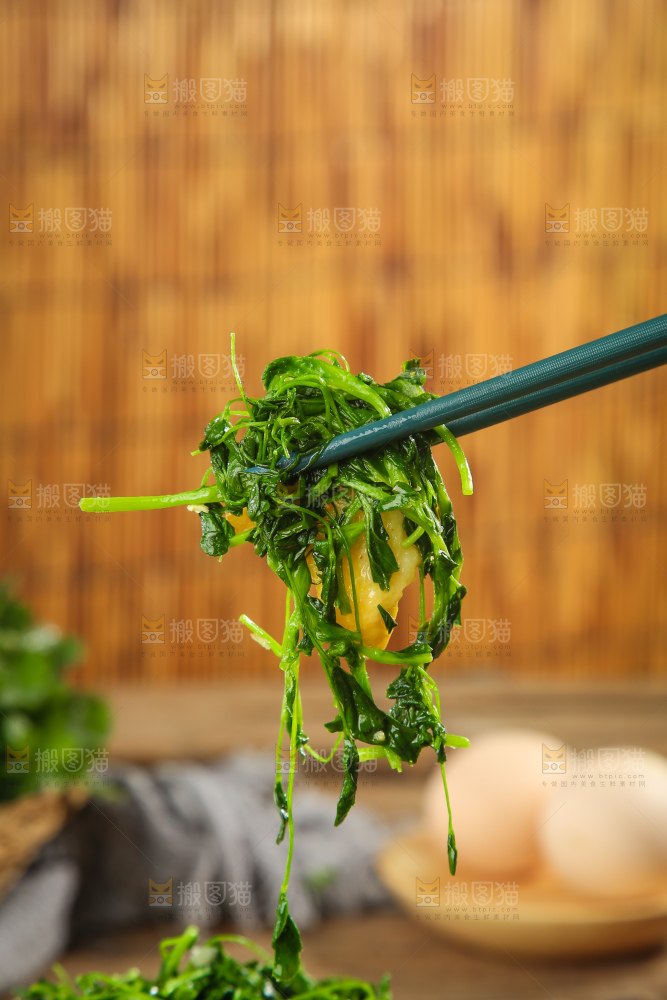盘子里的苜蓿菜炒鸡蛋