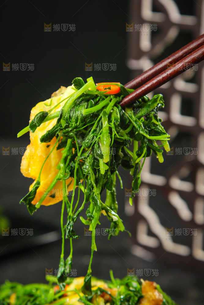 盘子里的苜蓿菜炒鸡蛋