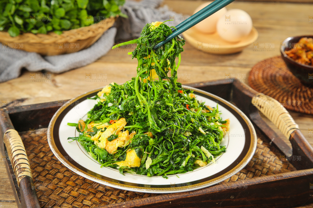 盘子里的苜蓿菜炒鸡蛋