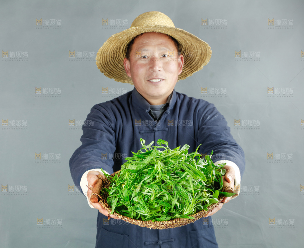 手里拿着面条菜