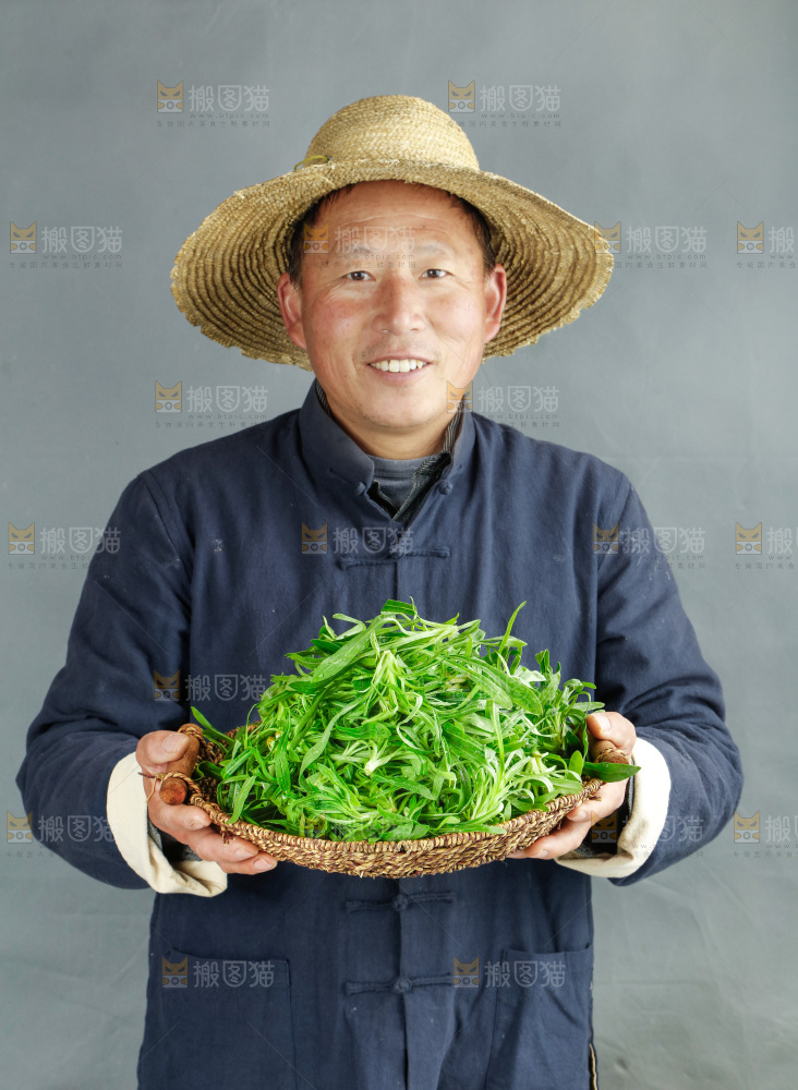 手里拿着面条菜