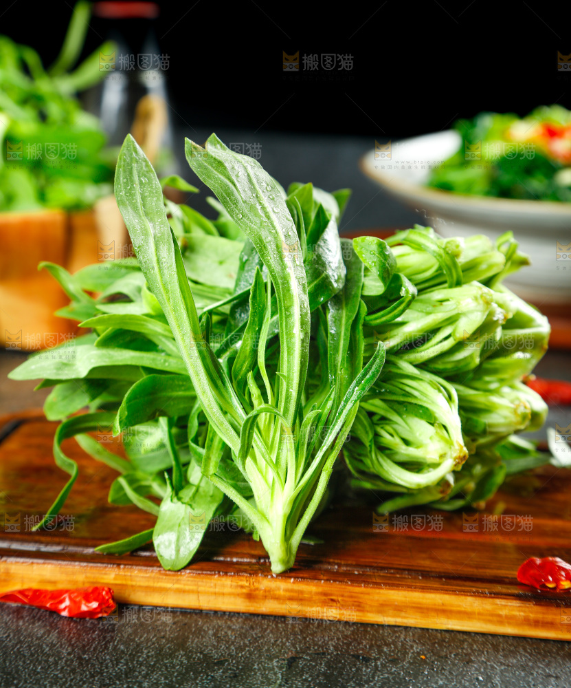 深底上的面条菜