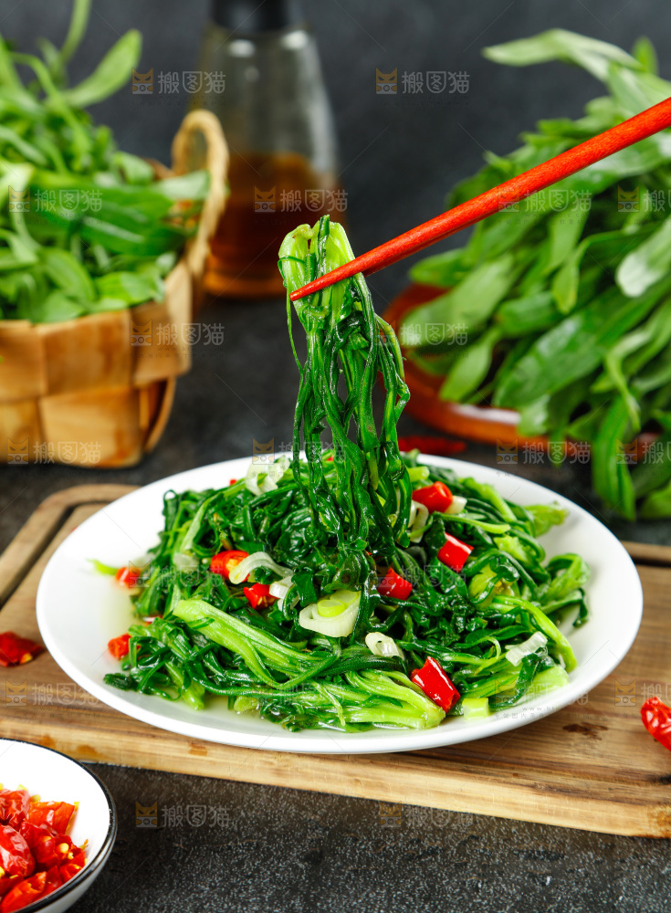 盘子里的蒜蓉面条菜