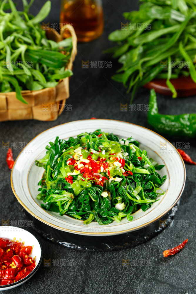 盘子里的蒜蓉面条菜