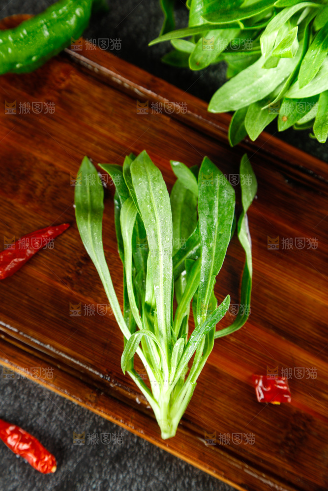 深底上的面条菜