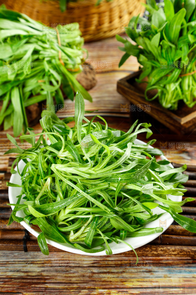 深底上的面条菜