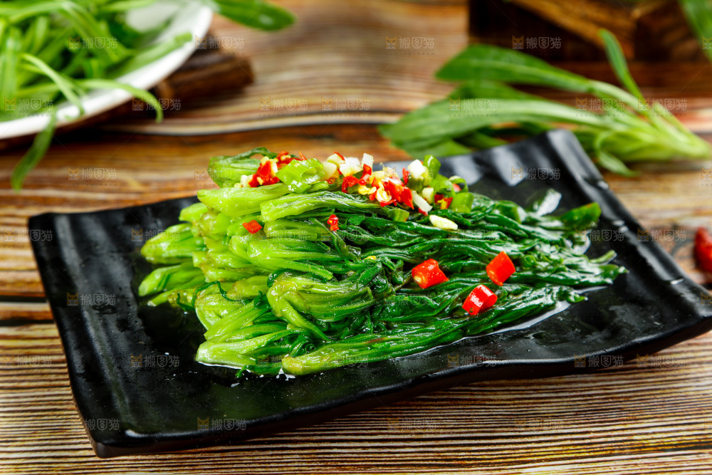 盘子里的蒜蓉面条菜