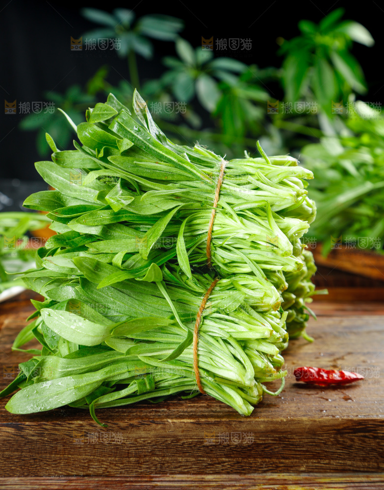 深底上的面条菜