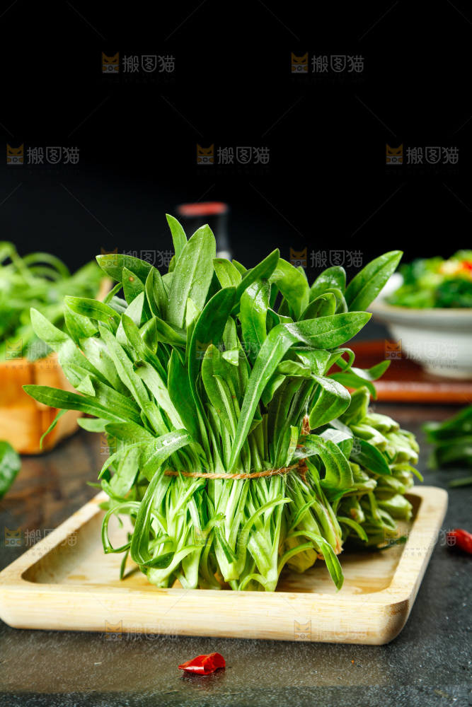 深底上的面条菜
