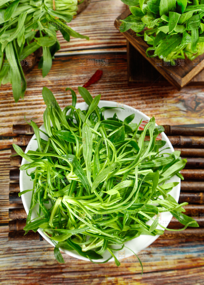 深底上的面条菜