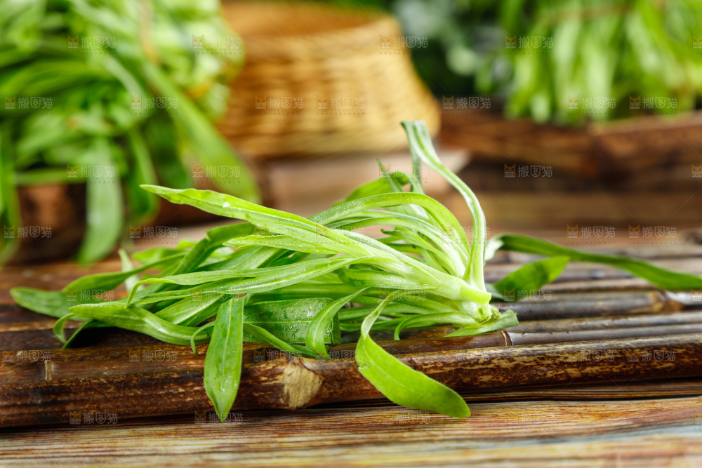 深底上的面条菜
