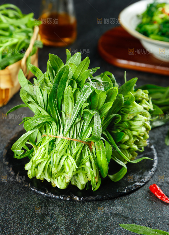 深底上的面条菜