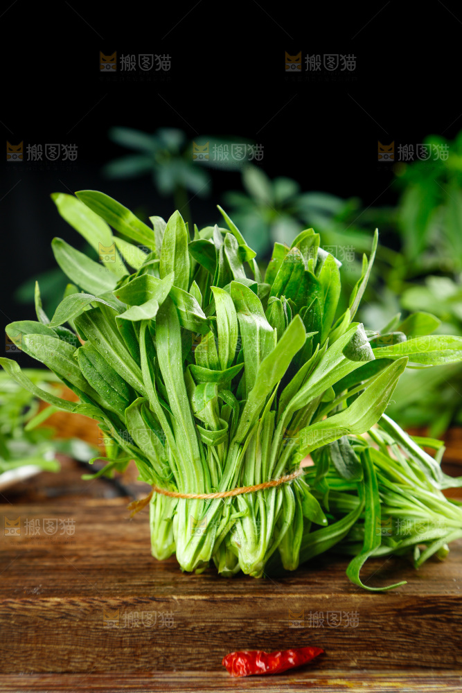 深底上的面条菜