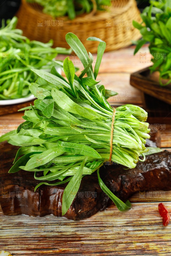深底上的面条菜