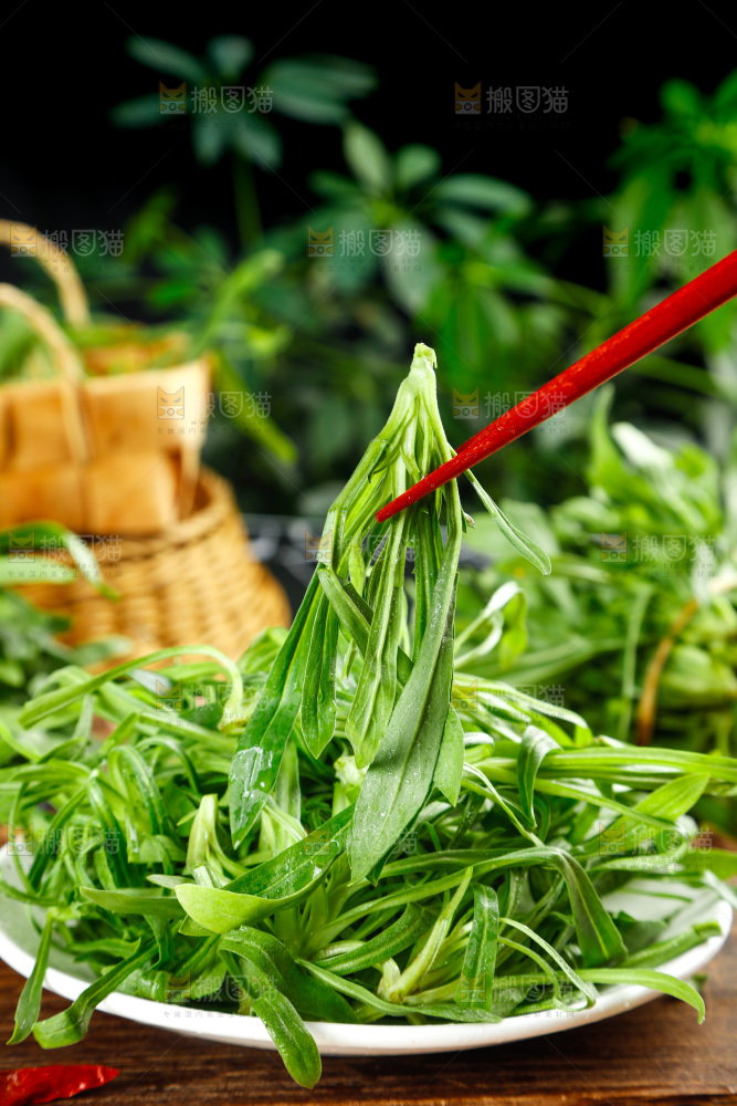 深底上的面条菜