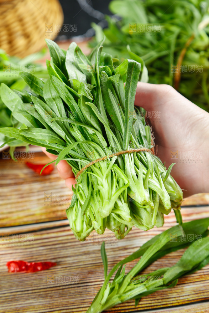 深底上的面条菜