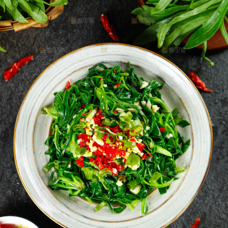 盘子里的蒜蓉面条菜