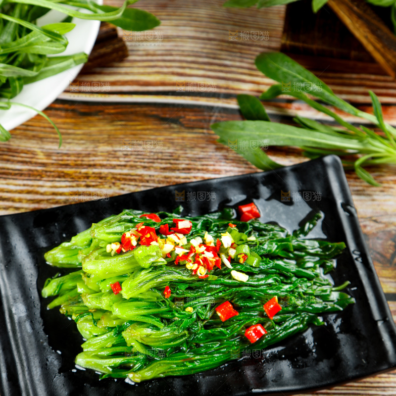 盘子里的蒜蓉面条菜