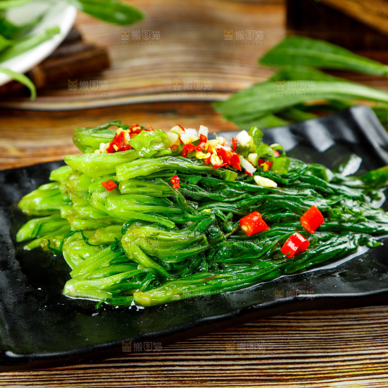 盘子里的蒜蓉面条菜