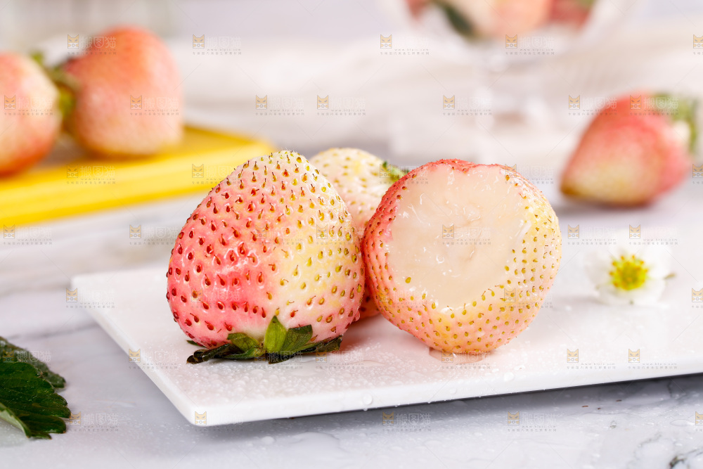 浅底上的淡雪草莓