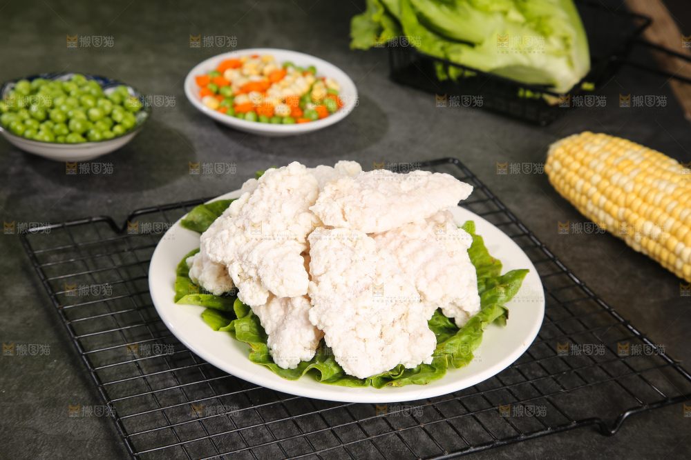 盘子里放着锅包肉