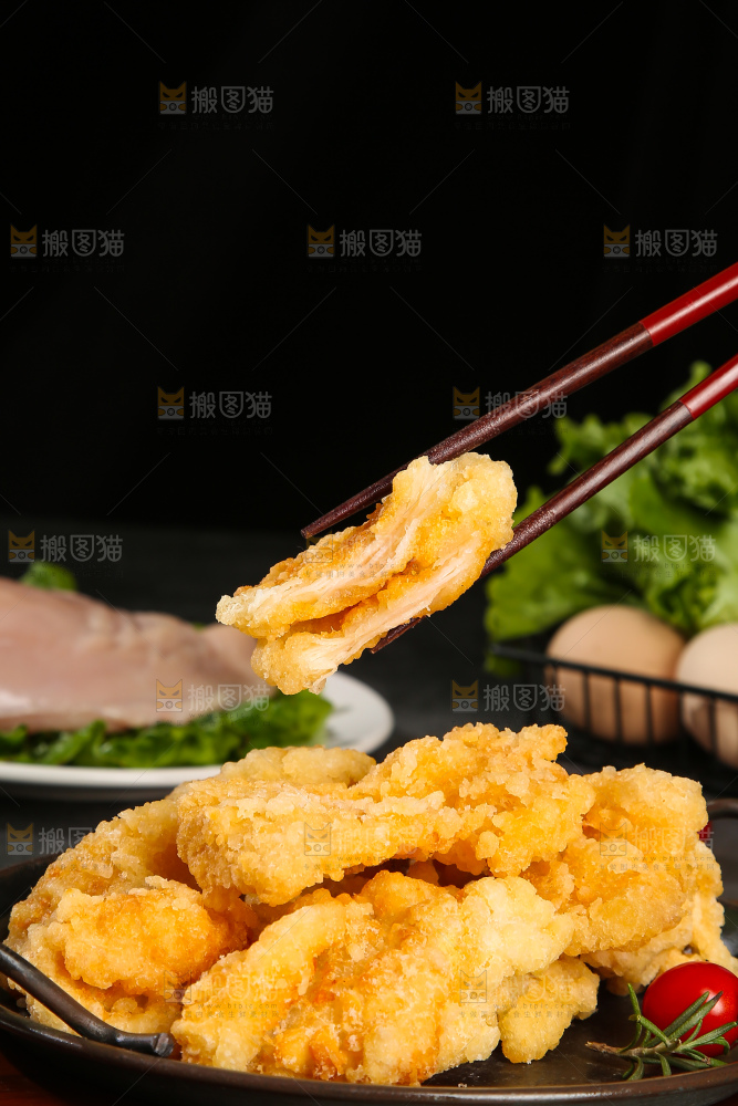 盘子里放着锅包肉