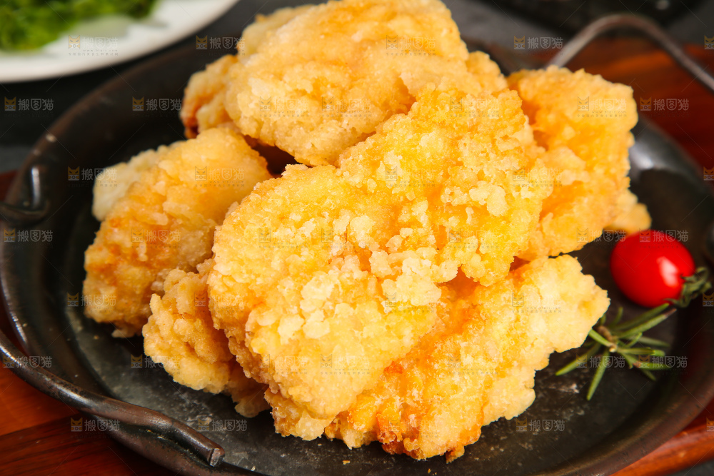 盘子里放着锅包肉