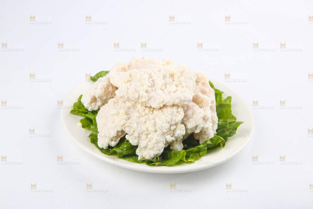 盘子里放着锅包肉