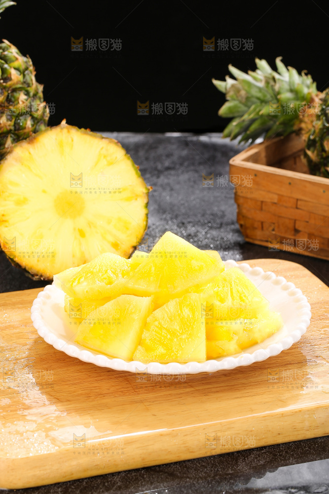深底上的新鲜凤梨