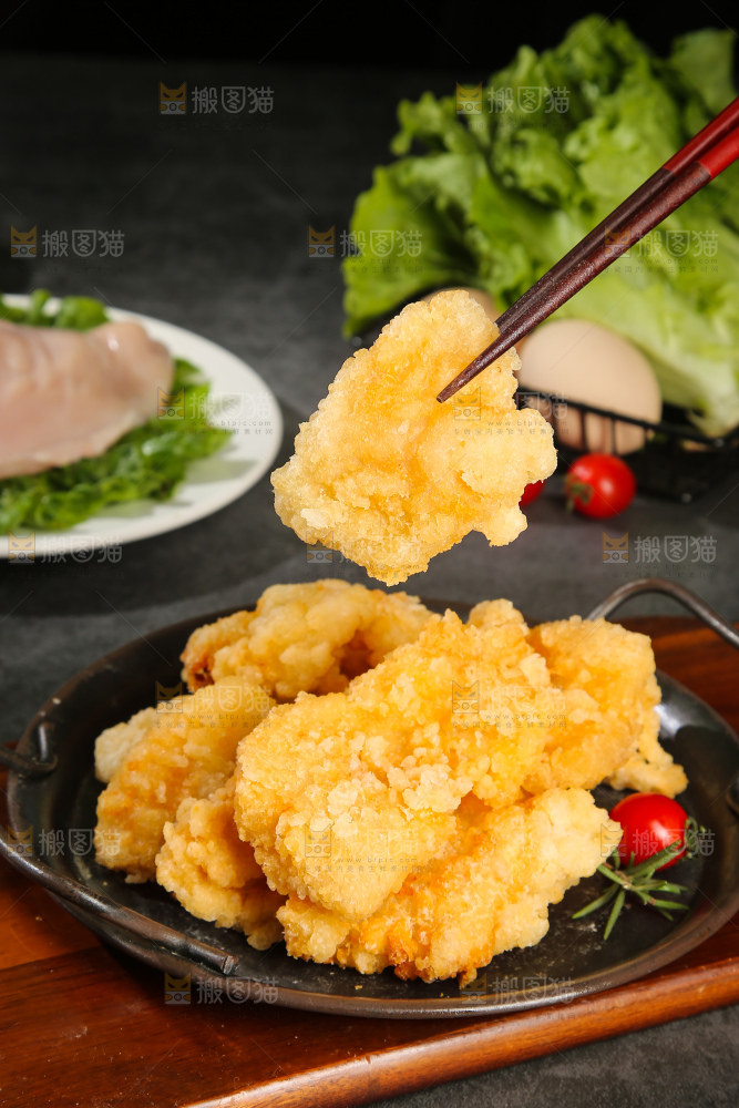 盘子里放着锅包肉