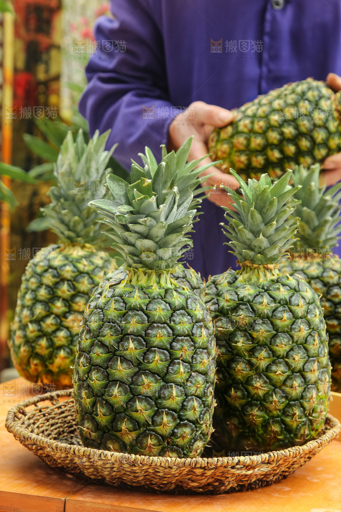 手里拿着新鲜凤梨