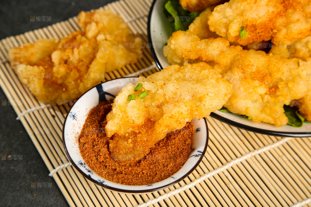 盘子里放着锅包肉