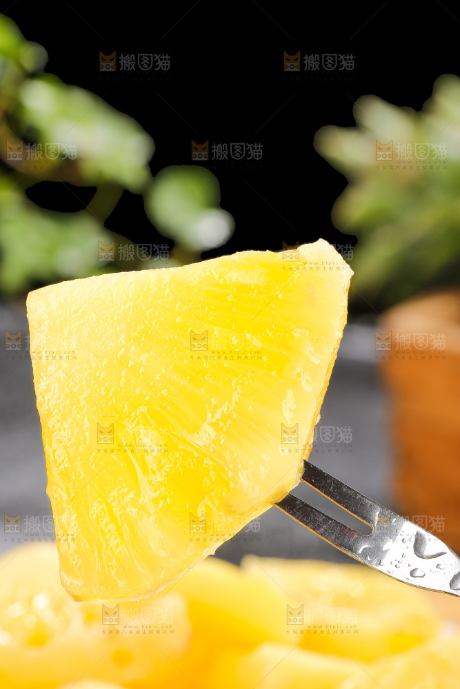 深底上的新鲜凤梨