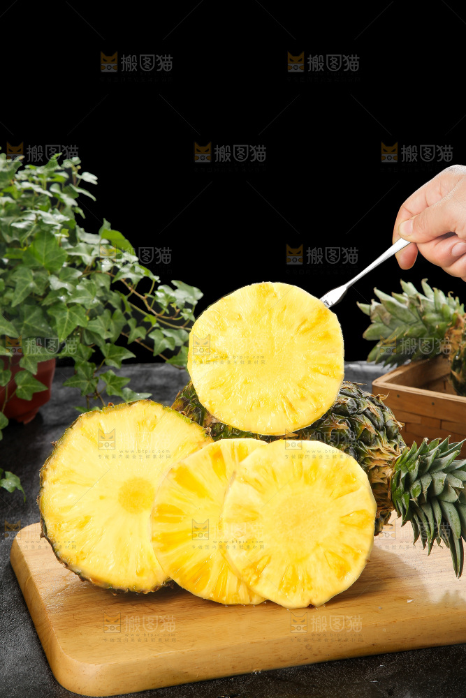 深底上的新鲜凤梨