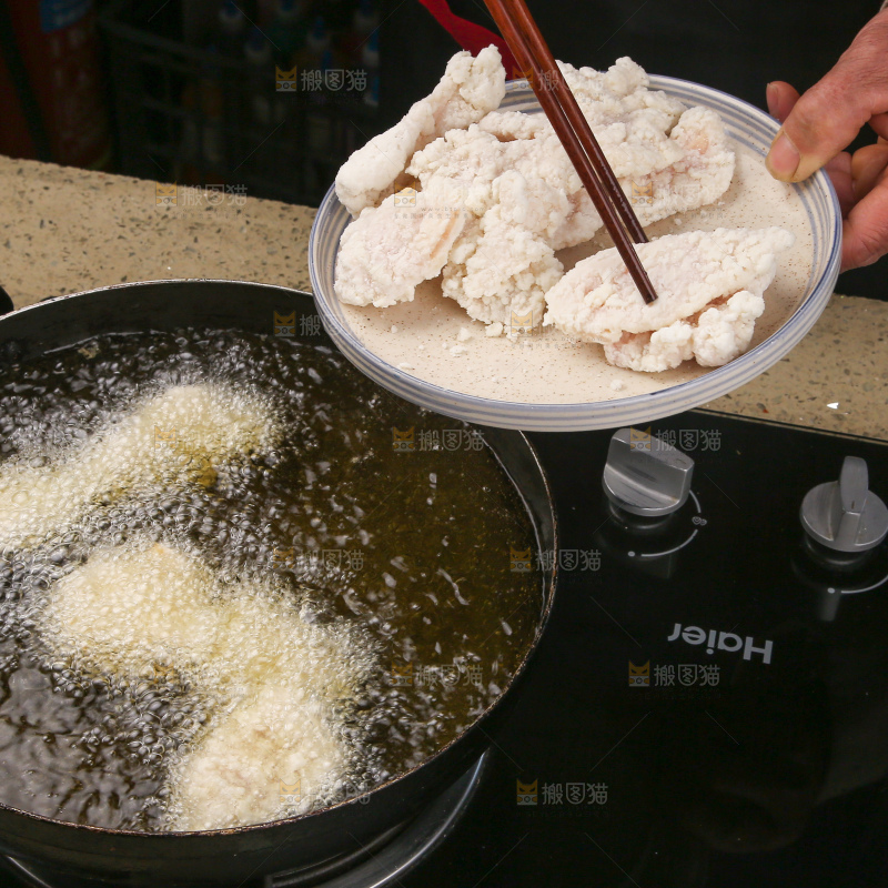 盘子里放着锅包肉