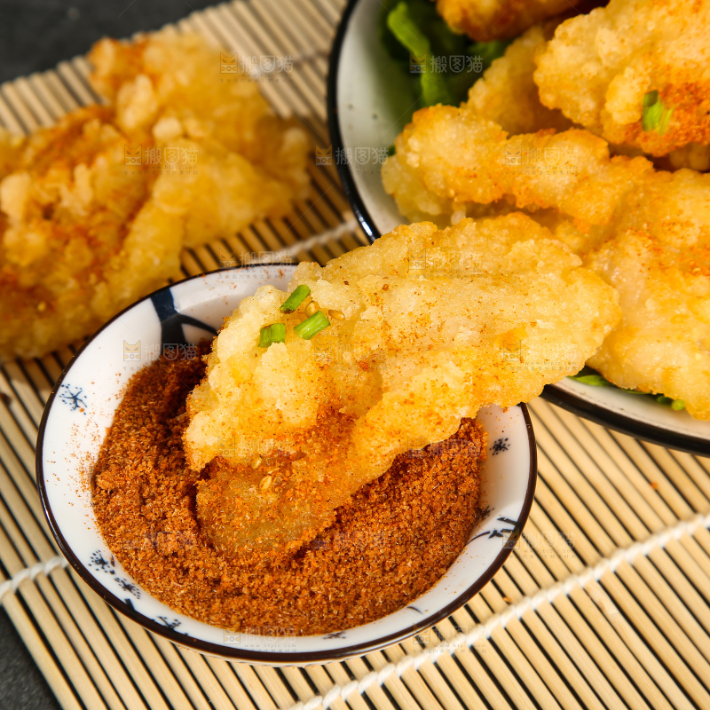 盘子里放着锅包肉