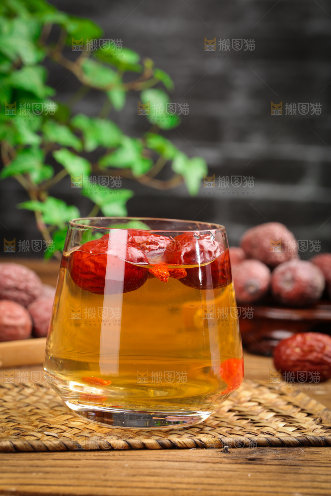 杯子里泡着红枣水