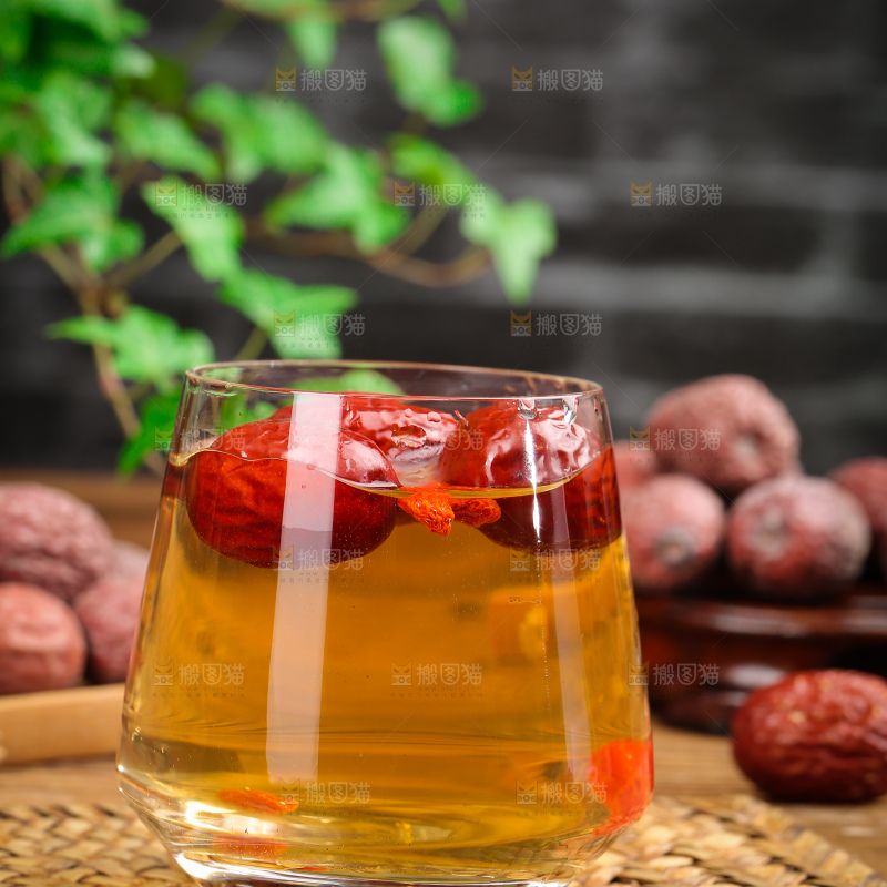 杯子里泡着红枣水