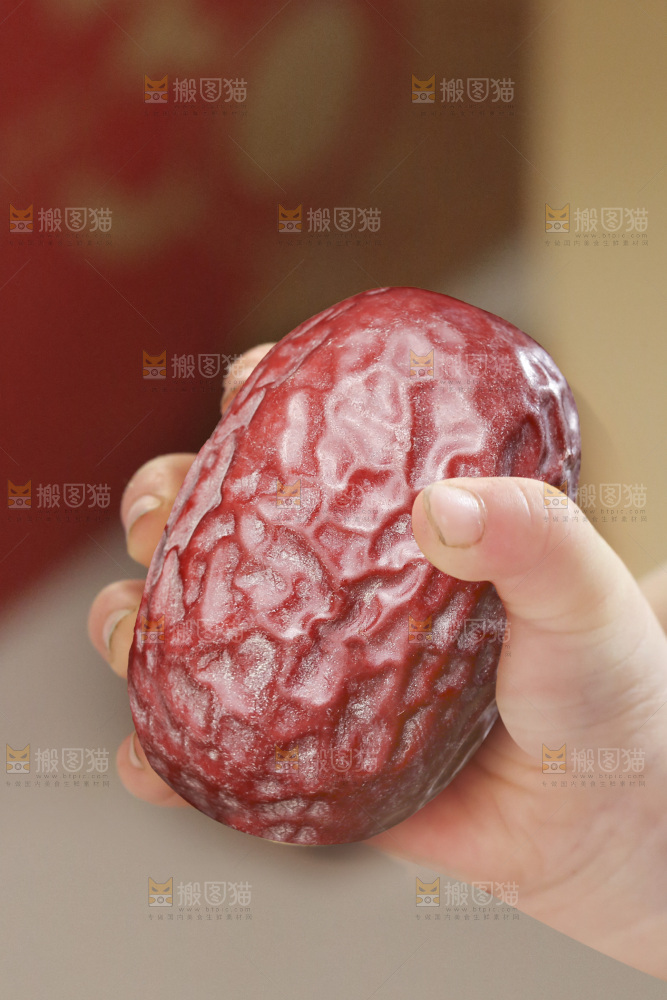 手里拿着灰枣